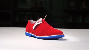 scarpa bassa rossa con suola blu