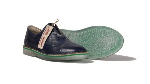 scarpa bassa paris in pelle tinta a mano blu e suola trasparente con riflessi verdi