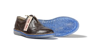 scarpa bassa paris in pelle tinta a mano asfalt grey e suola trasparente con riflessi blu